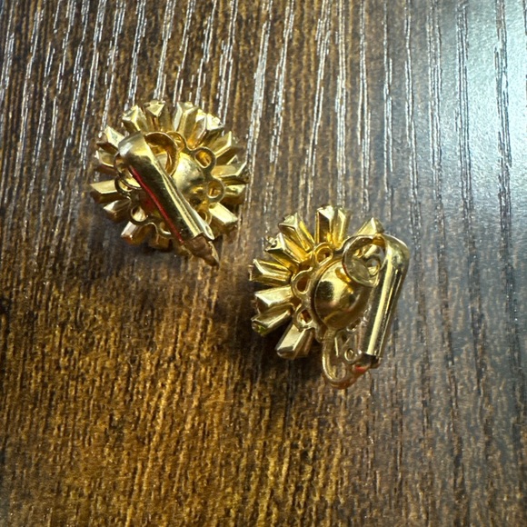 Vintage Gold Tone Rhinestone Flower Clip on Earrings Cocktail Statment Fashion - Picture 3 of 3